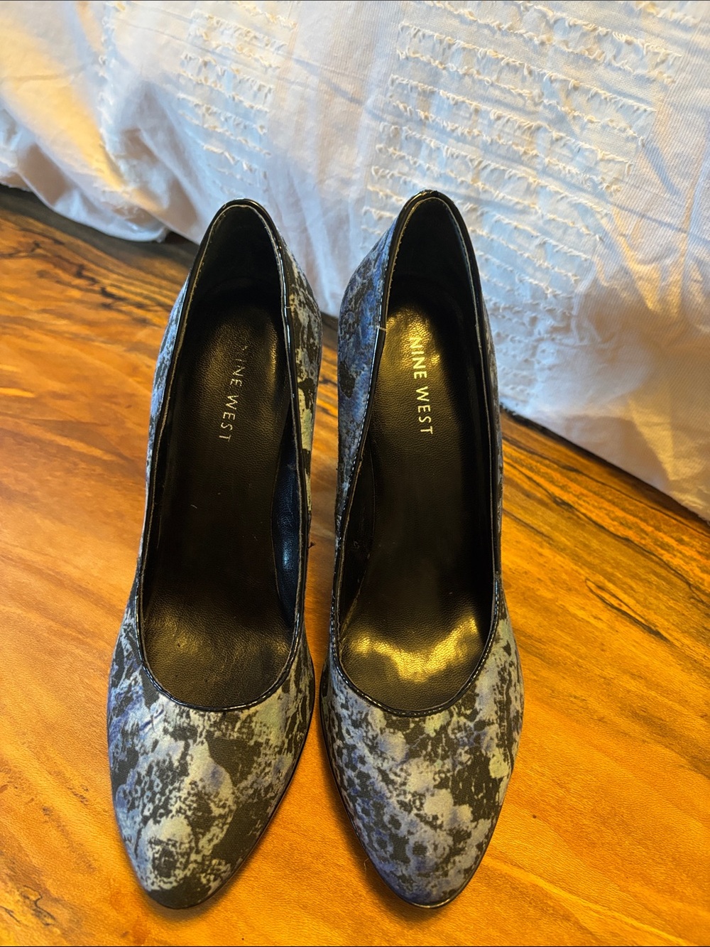 Nine West Black and Blue Floral Print Pointed Pumps Size 6